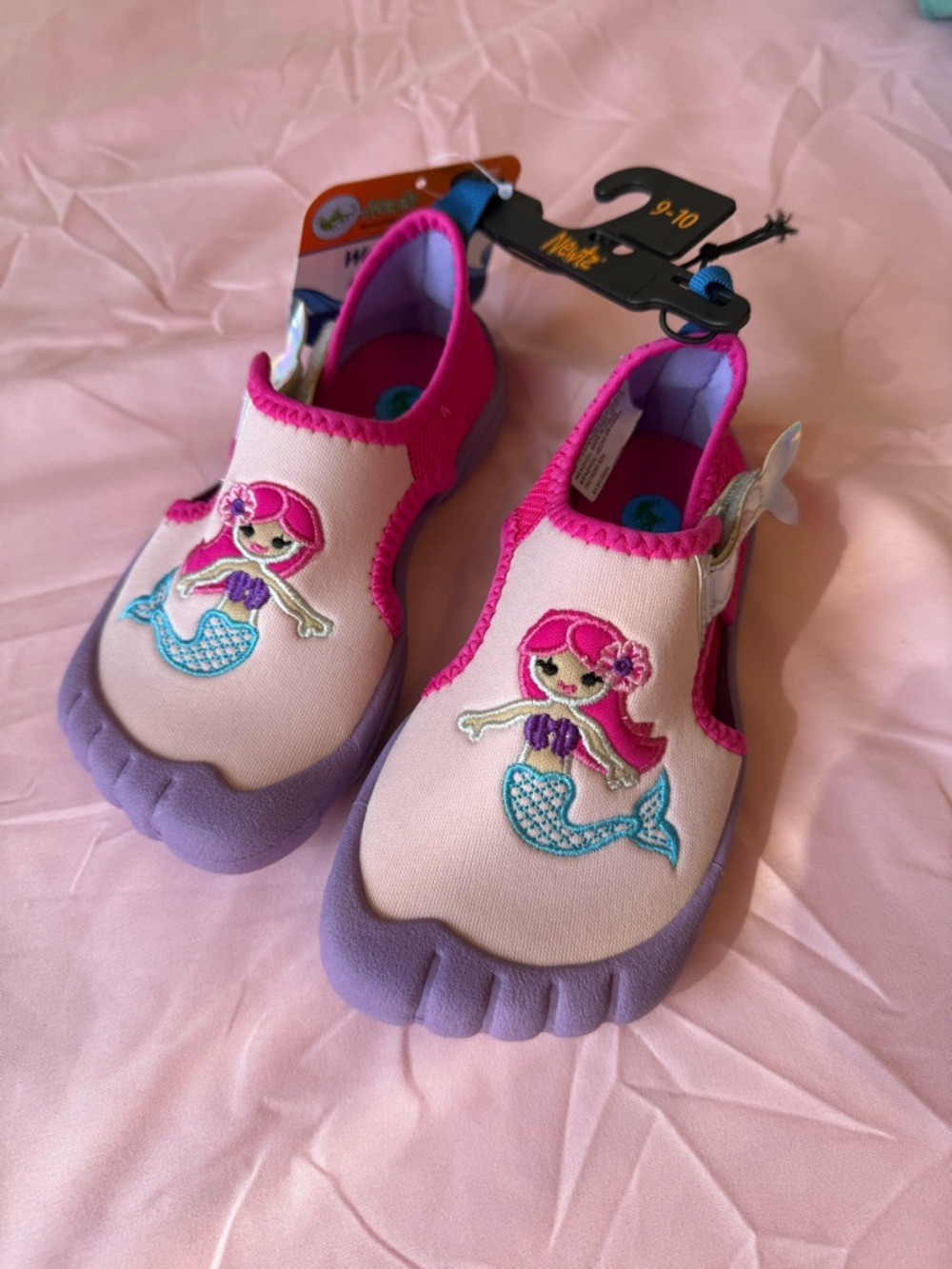 9-10 Newtz Little Girls Water Shoes (NWT)